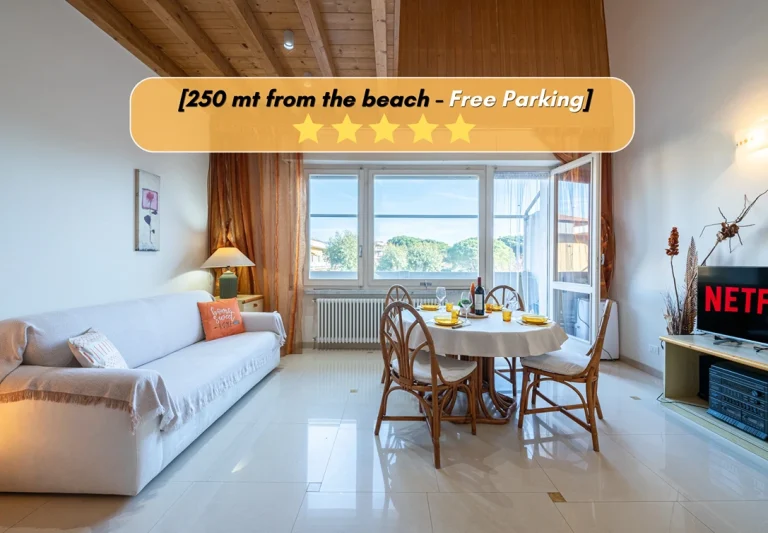 Sala de estar luminosa con techo de madera, sofá blanco, mesa de comedor con vajilla y televisor con Netflix. Ventanales con vista exterior.